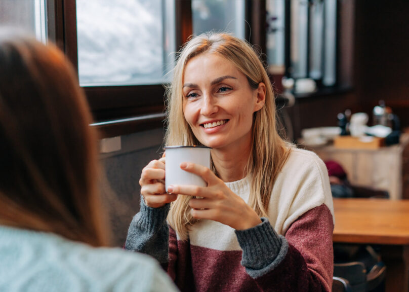 Silmu-kurssille osallistunut nainen kahvilla kaverinsa kanssa
