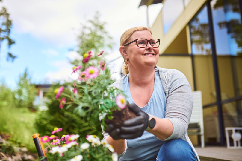 nainen hymyilee ulkona coronaria moniammatillinen yksilökuntoutus