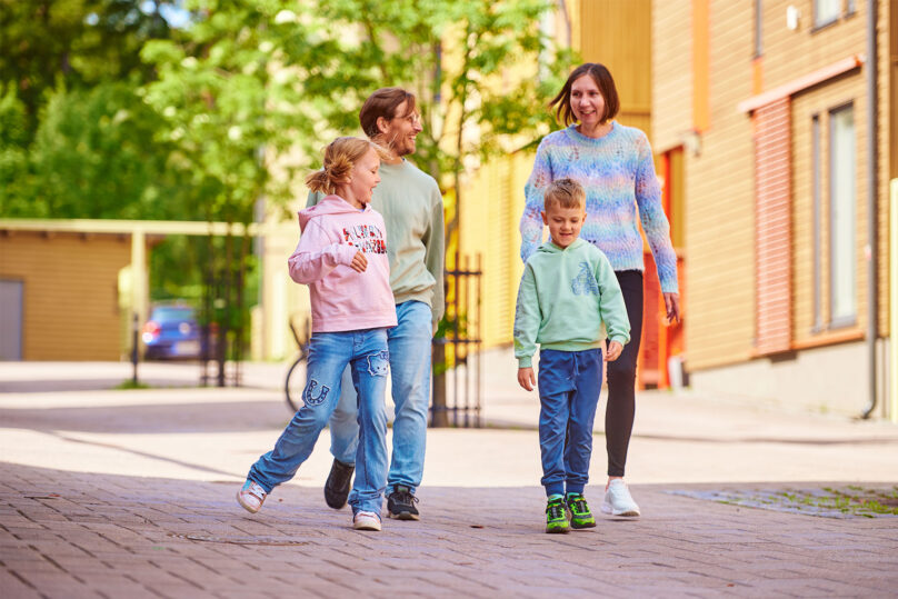 perhe kävelee ulkona coronaria moniammatillinen sopeutumisvalmennus kurssi