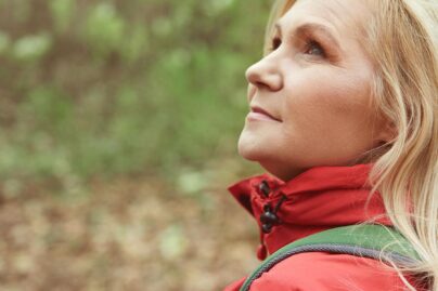 nainen ulkoilemassa katsoo sivulle