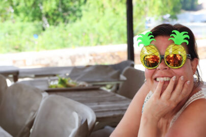 Kirsi Kovanen istumassa ravintolassa ja nauttimassa elämästä.