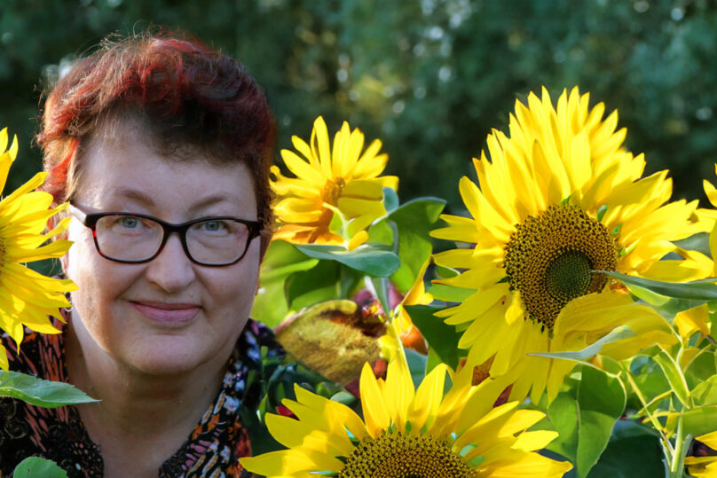 Raija auringonkukkapellolla