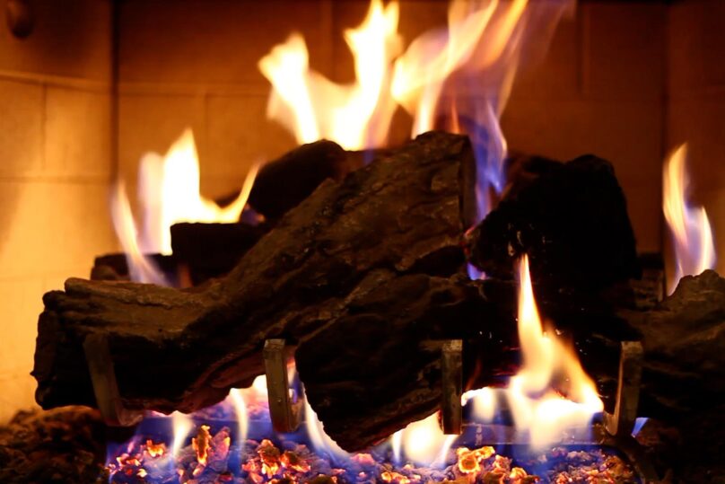 Takassa olevan nuotion kuva läheltä.