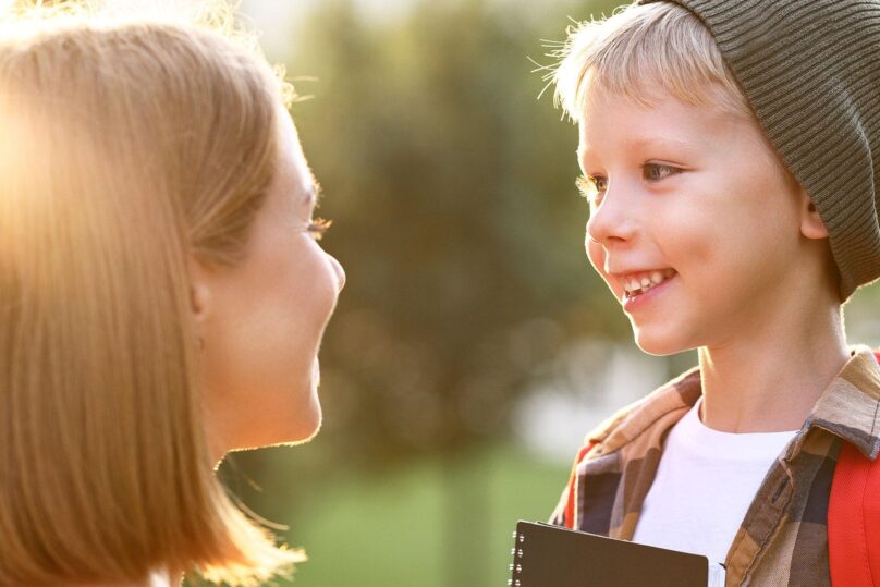 Poika ja nainen katsovat toisiaan