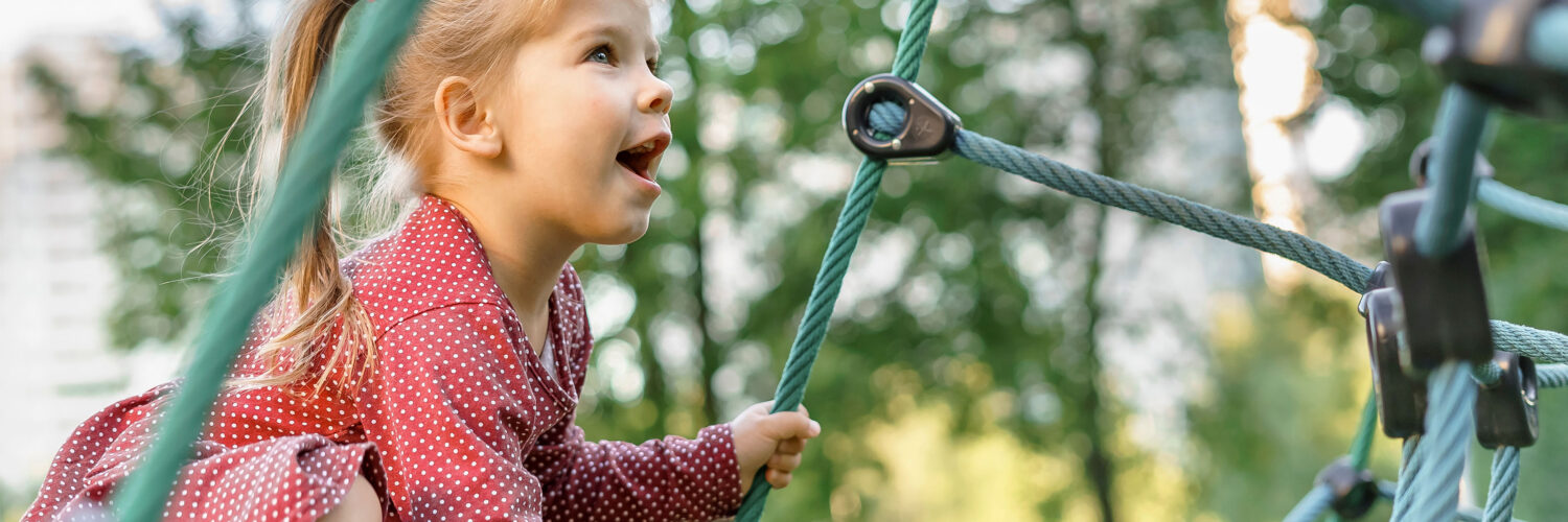 ADHD tai ADD lapsi leikkimässä ADHD- ja ADD-kuntoutuksen aikana.