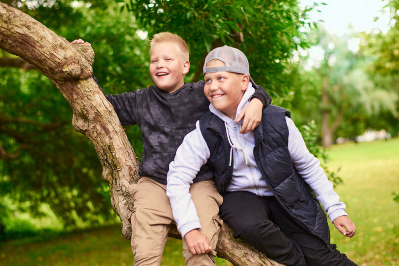 Iloiset pojat koko perheelle suunnatussa Kelan LAKU-kuntoutuksessa.