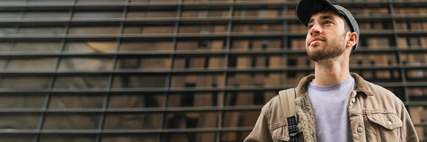 Mies ulkona rakennuksen edessä Coronaria psykiatrin vastaanotto aikuiset