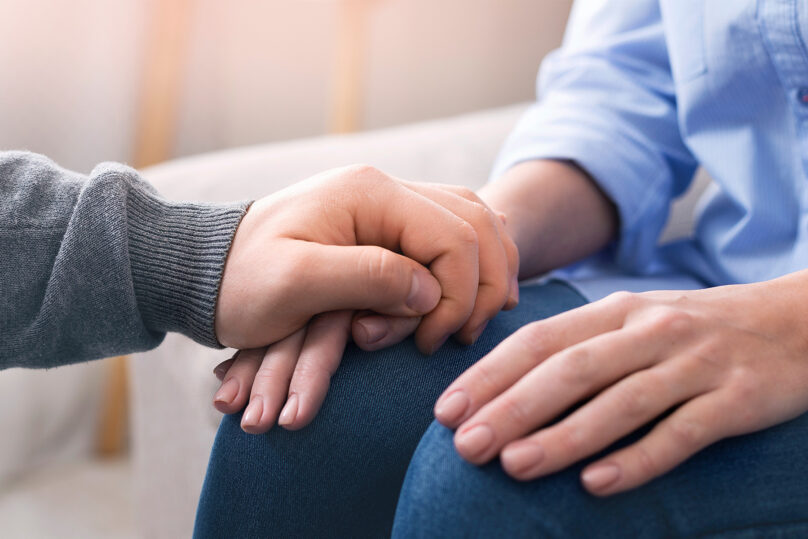 kasi kadessa terapeutti lohduttaa asiakasta