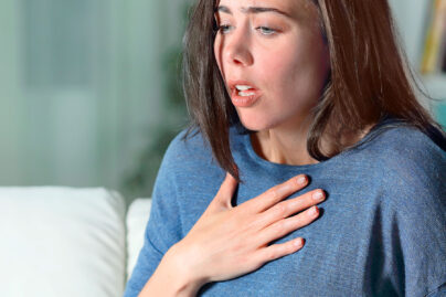 nainen haukkoo henkeaan kasi rintakehan paalla