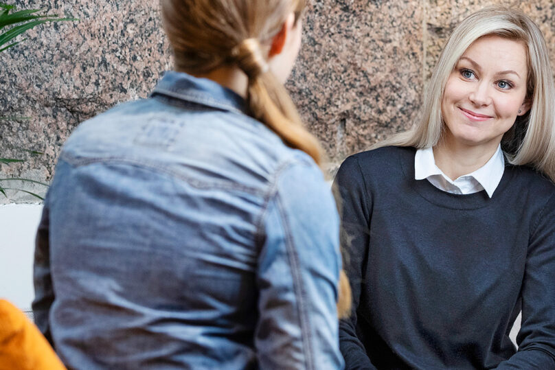 Nuori nainen ja naispsykologi yksilöpsykoterapiassa.