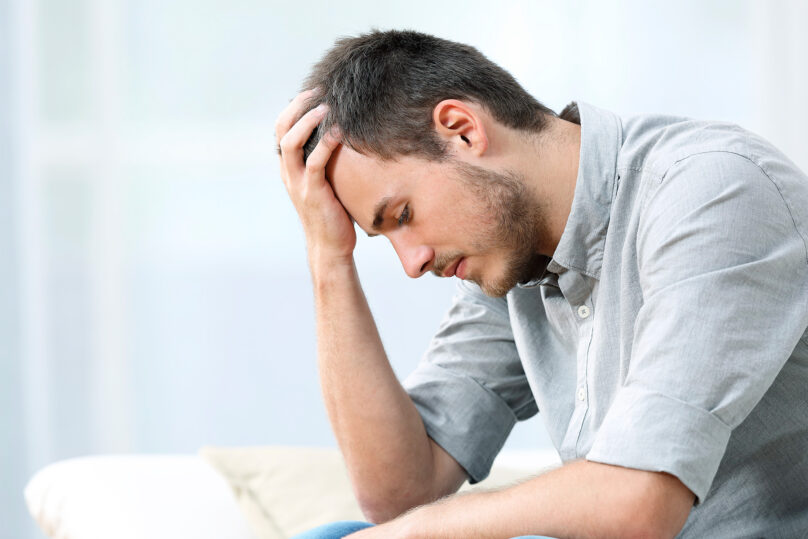 vasynyt mies nojaa kateensa