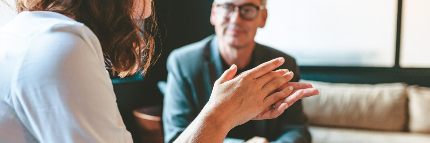 Nainen ja mies keskustelevat psykoterapian yksilöterapiassa.