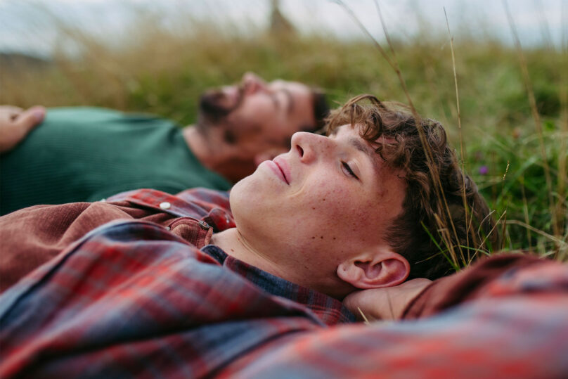 poika makaa nurmikolla coronaria psykiatrin vastaanotto kaikenikäisille