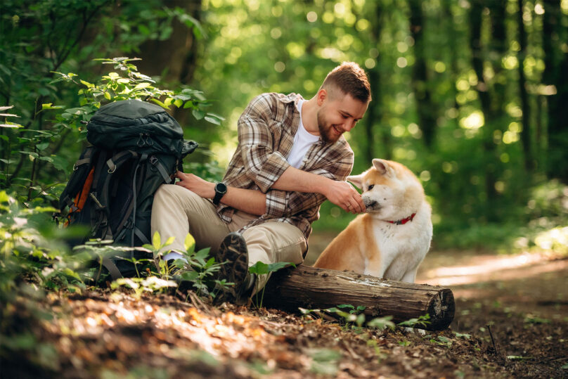 mies ulkona koiran kanssa coronaria kuntoutus psykoterapia