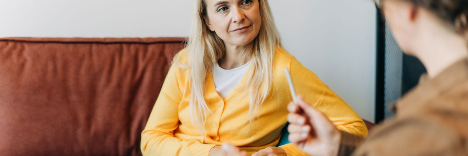 nainen ja asiantuntija keskustelevat coronaria kuntoutus psykoterapia