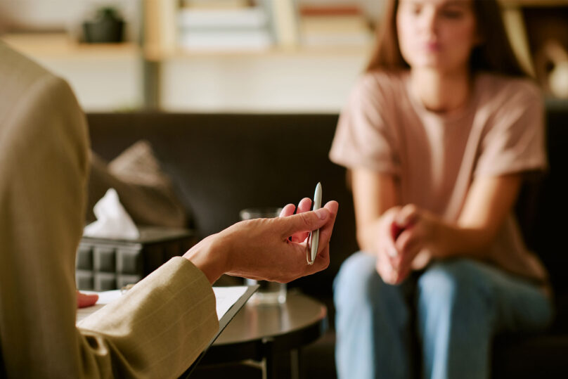 asiakas ja asiantuntija keskustelevat coronaria psykoterapia