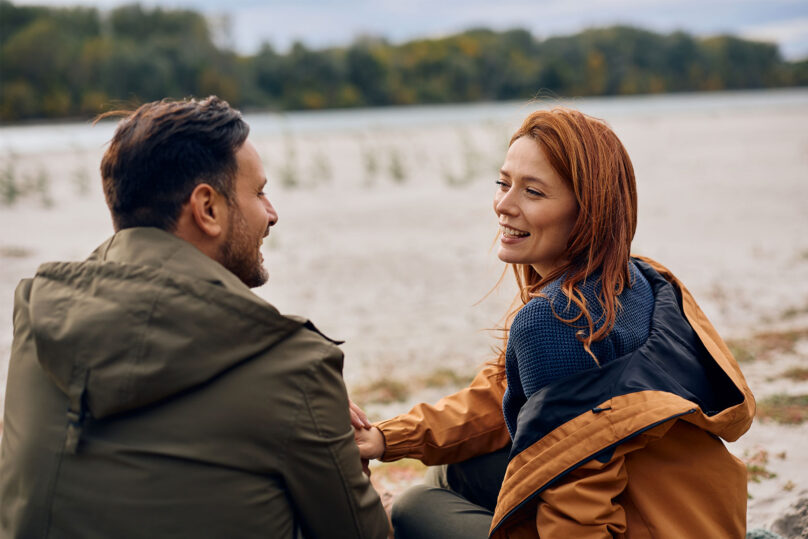 pariskunta ulkona hymyilee coronaria pariterapia psykoterapia