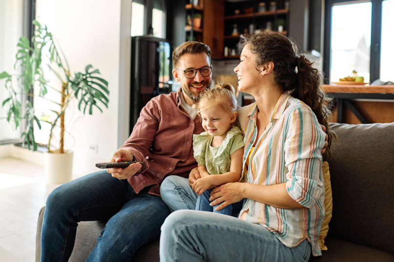 perhe istuu sohvalla coronaria perheterapia psykoterapia