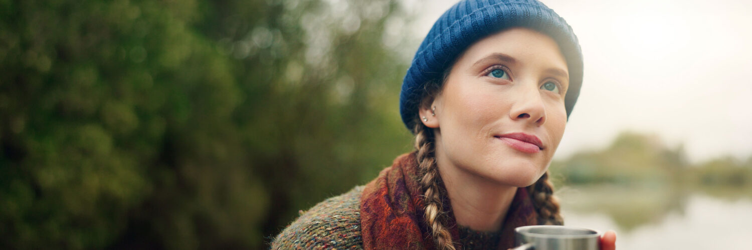 nainen ulkona katsoo eteenpäin coronaria psykoterapia