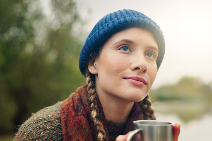 nainen ulkona katsoo eteenpäin coronaria psykoterapia palvelut