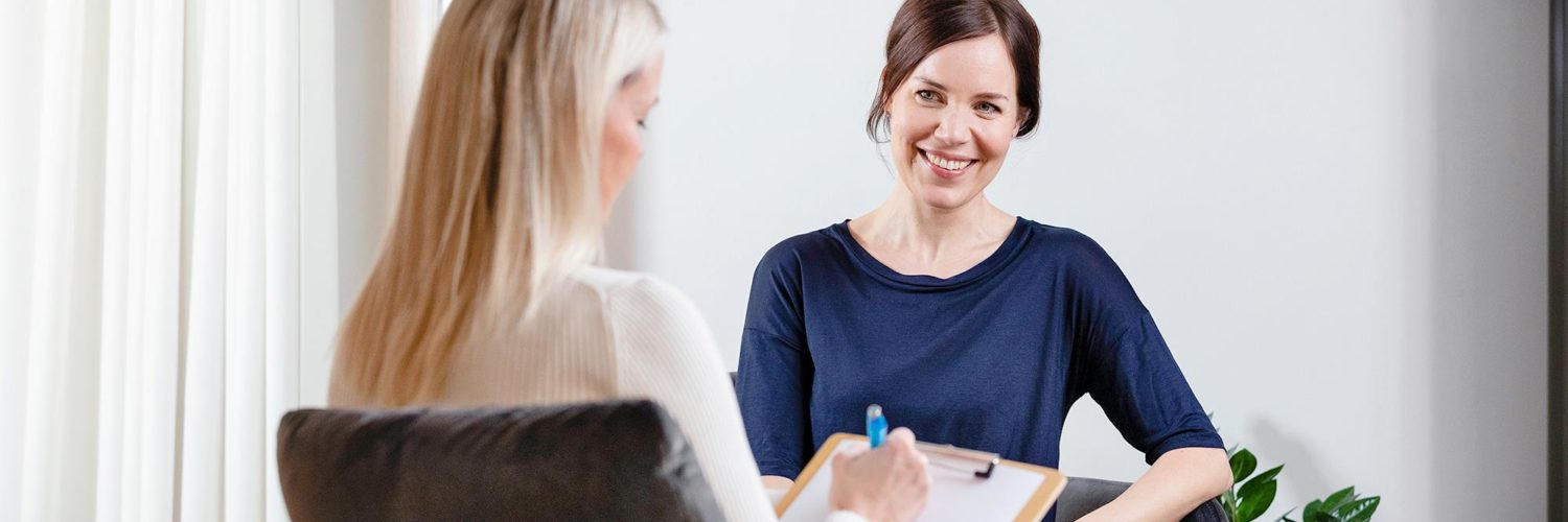 Coronaria woman psychologist working with a woman customer.