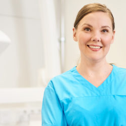 hammaslääkäri nainen hymyilee