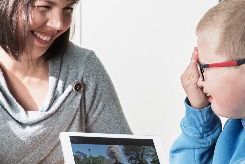 Coronaria speech therapist working with a child customer.