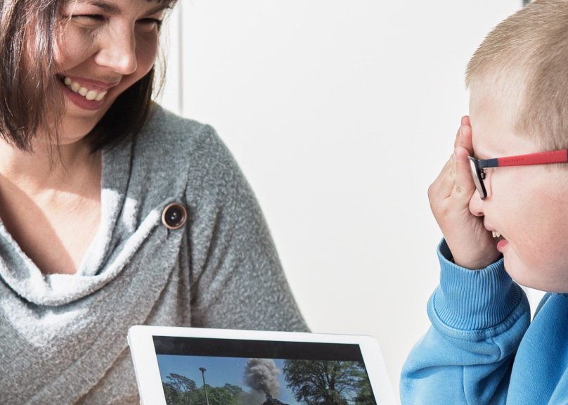 Coronaria speech therapist working with a child customer.