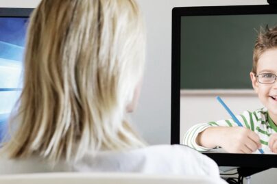 Lapsi puheterapeutin etävastaanotolla.