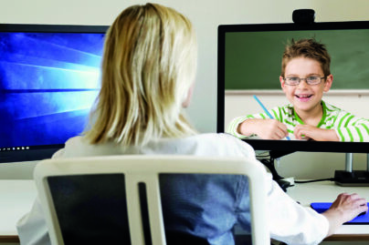 Puheterapeutti ja etänä lapsiasiakas näytöllä