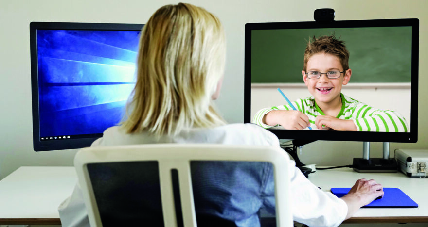 Puheterapeutti ja etänä lapsiasiakas näytöllä