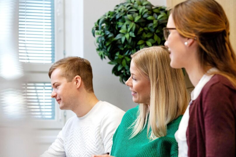 mies ja kaksi naista konttorilla