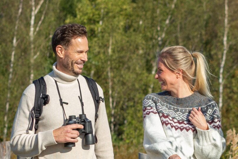 mies ja nainen ulkona hymyilevat