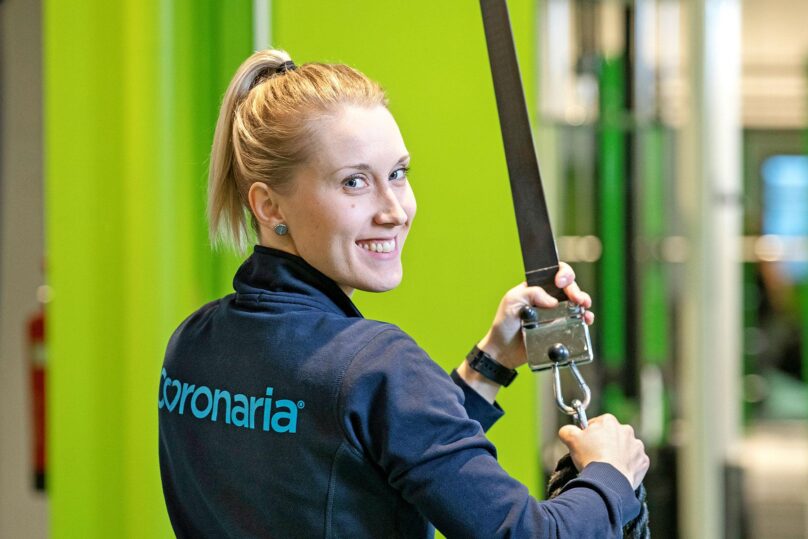 fysioterapeutti hymyilee