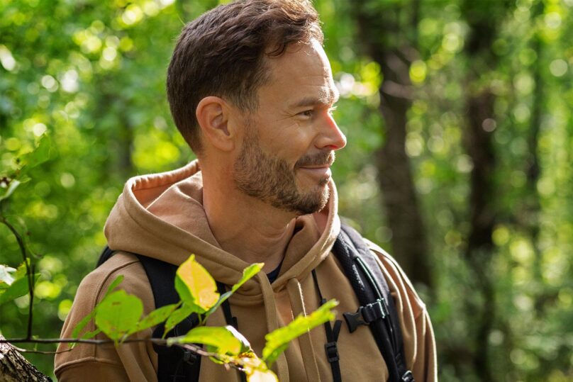 mies katsoo sivulle ulkona