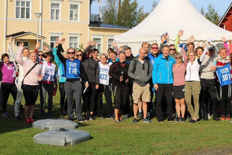 tyontekijoita ulkona ryhmakuvassa