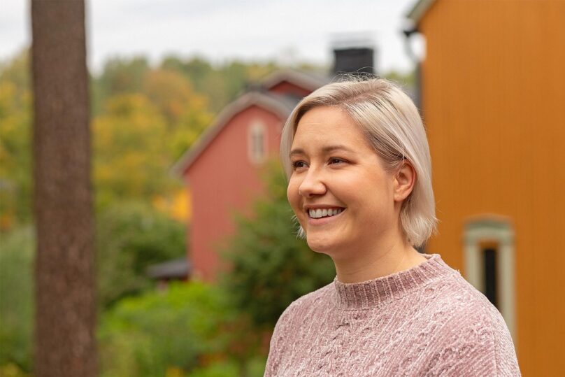 nainen hymyilee ulkona