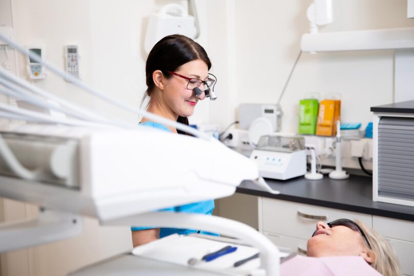 hammaslaakari tyoskentelee hoitohuoneessa