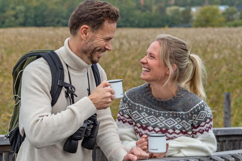 mies ja nainen kaakaolla ulkona hymyilevat