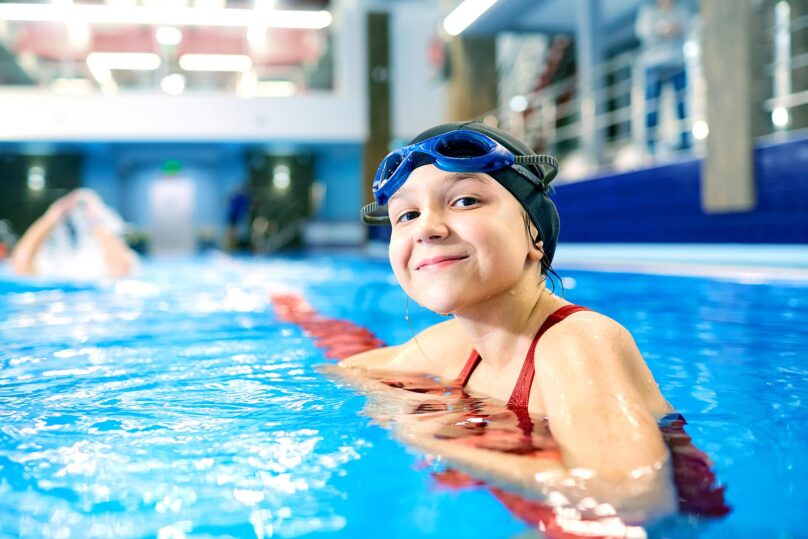 lapsi kylpylan uima altaassa