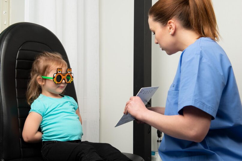 lapsi ja optikko