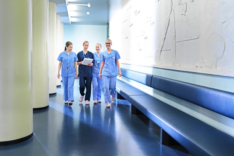 silmahoitajat kavelevat kaytavalla