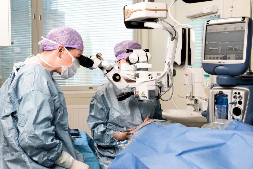 silmalaakarit leikkaussalissa