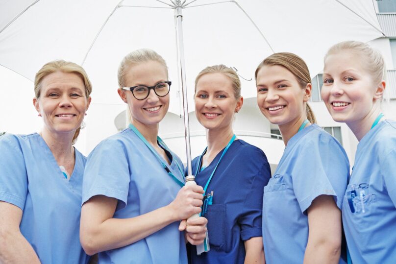 silmaterveyden ammattilaiset rivissa hymyilevat kameralle