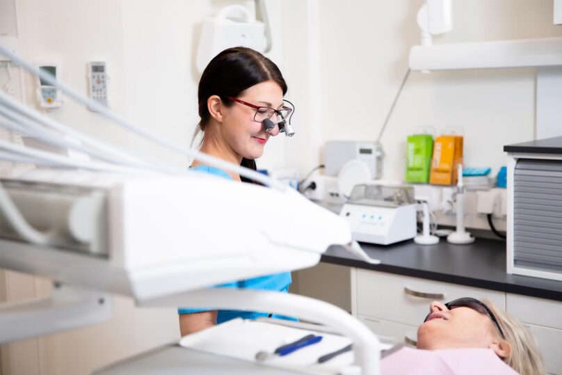 hammaslaakari ja asiakas hoitohuoneessa