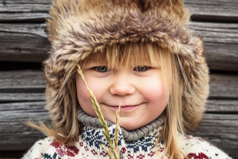 tytto lapsi hymyilee ulkona