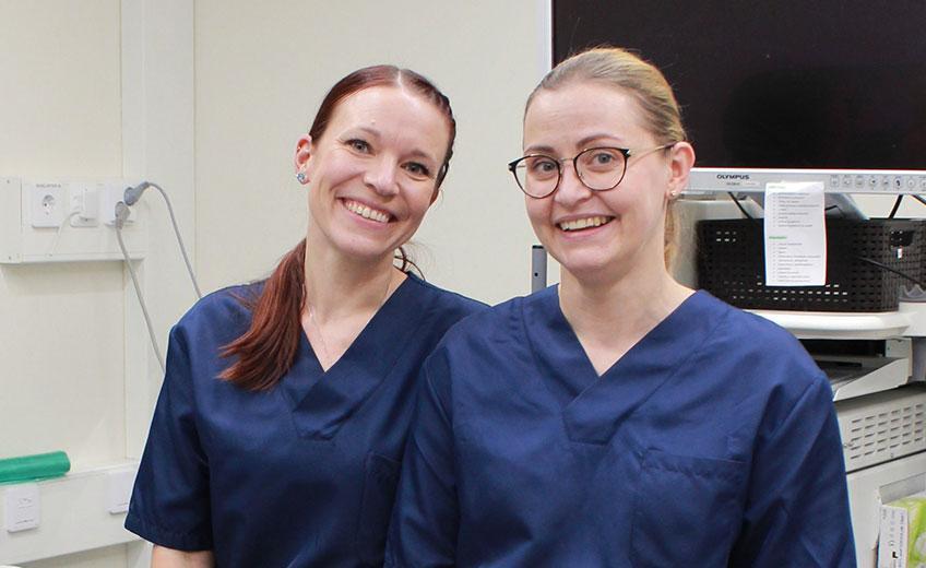 Meri Korhonen ja Nina Barner-Rasmussen istuvat tähystysklinikan hoitohuoneessa ja hymyilevät