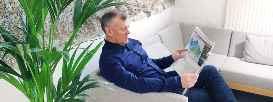 Coronarian lääketieteellinen johtaja Jukka Perälä lukee sanomalehteä sohvalla