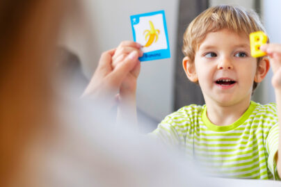 pieni poika puheterapiassa