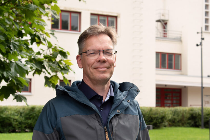 Kardiologi Vesa Jokinen Oulun Sydänklinikan edessä.